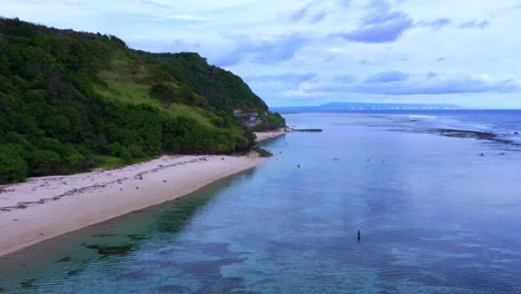 Idyllischer-Gunung-Schirmstrand-Auf-Bali,-Indonesien---Luftaufnahme