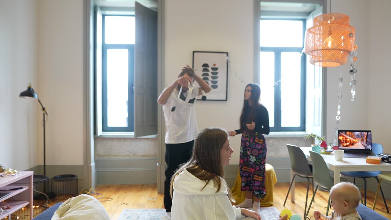 가정에서 vr 경험을 즐기는 가족