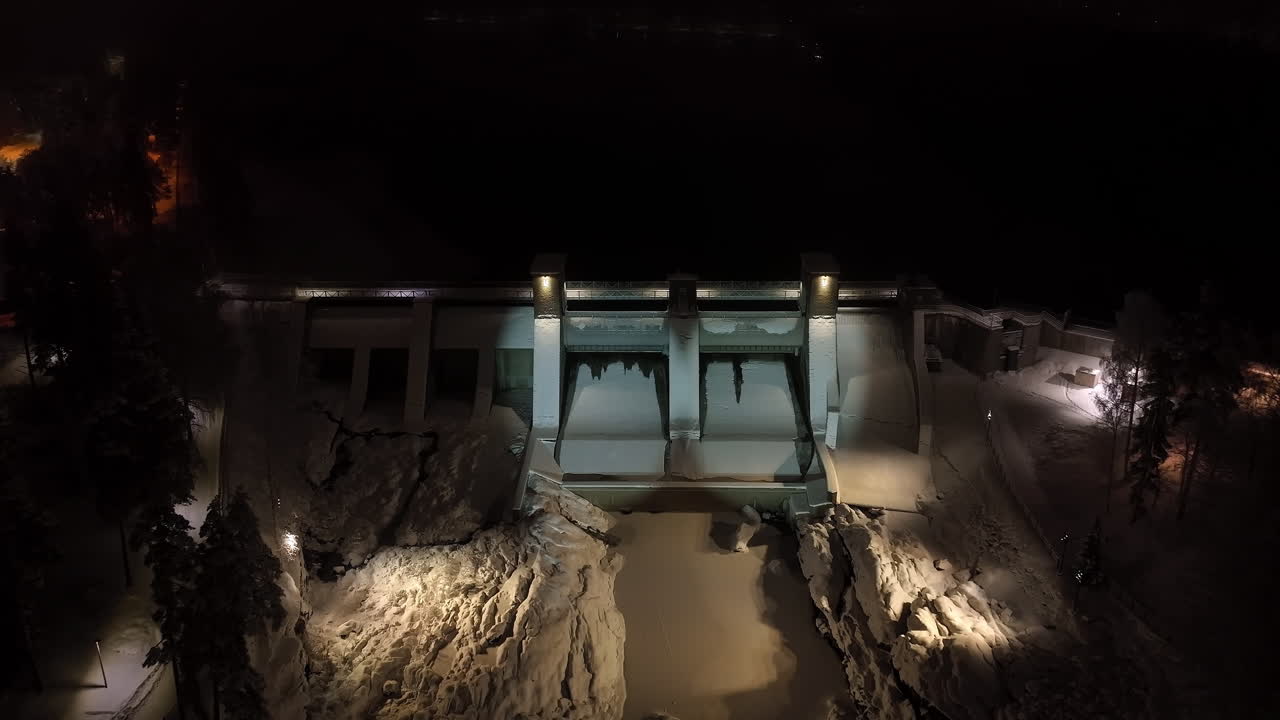 imatrankoski presa noche iluminada en una noche de invierno en finlandia - retiro, disparo de avión no tripulado