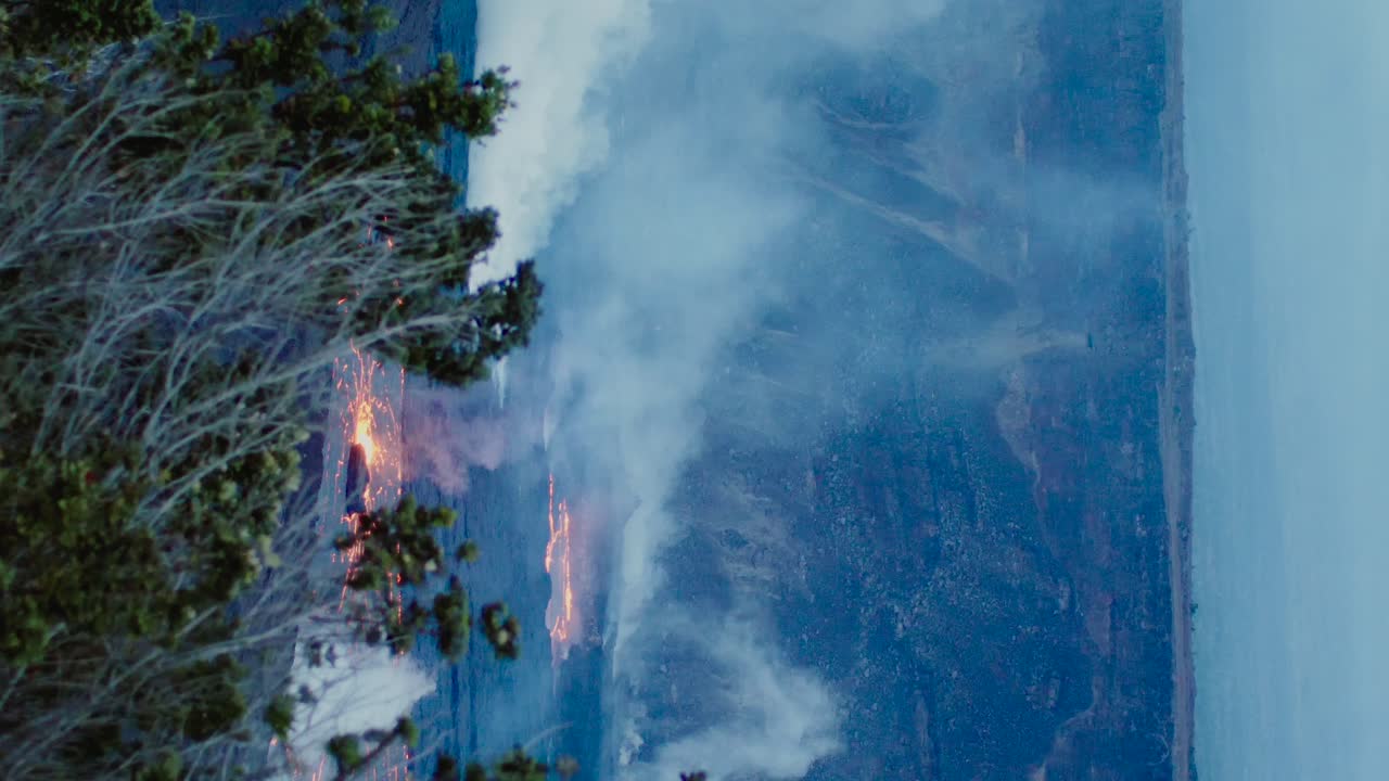 2022년 발화 중인 킬라우에아 크레이터를 바라보며 용암 분수, 증기 및 크레이터 벽과 함께