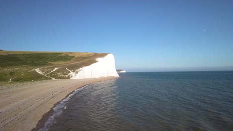 Glatt-öffnende-Drohnenaufnahme-Eines-Paradieses-Mit-Blick-Auf-Die-Küste-In-Großbritannien,-Das-Klippen-Am-Meer-Zeigt,-Zeitlupe,-Sonniges,-Helles,-Natürliches-Licht-Mit-Mehrfarbiger-Vegetation,-Motivierend,-Inspirierend,-Filmisch