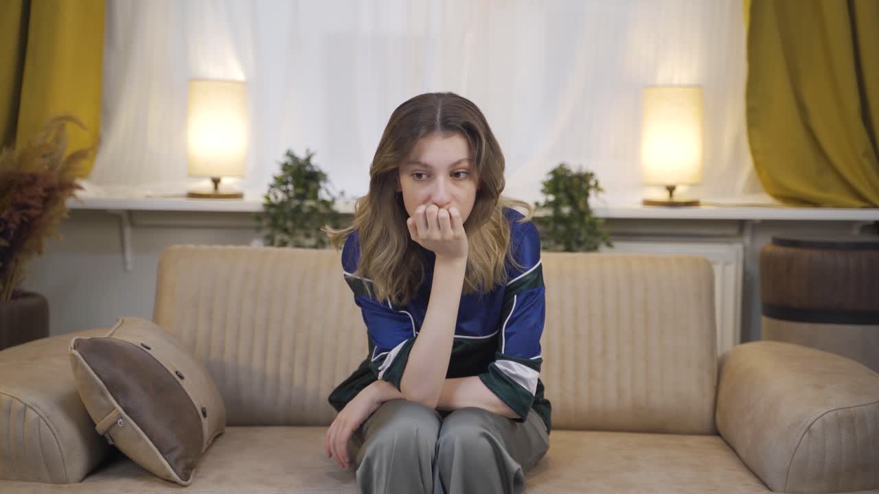 긴장하고, 스트레스를 받고, 사려 깊은 젊은 여성.