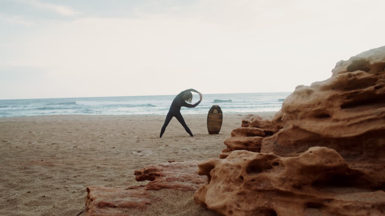 해가 뜨면 해변에서 어 있는 서퍼