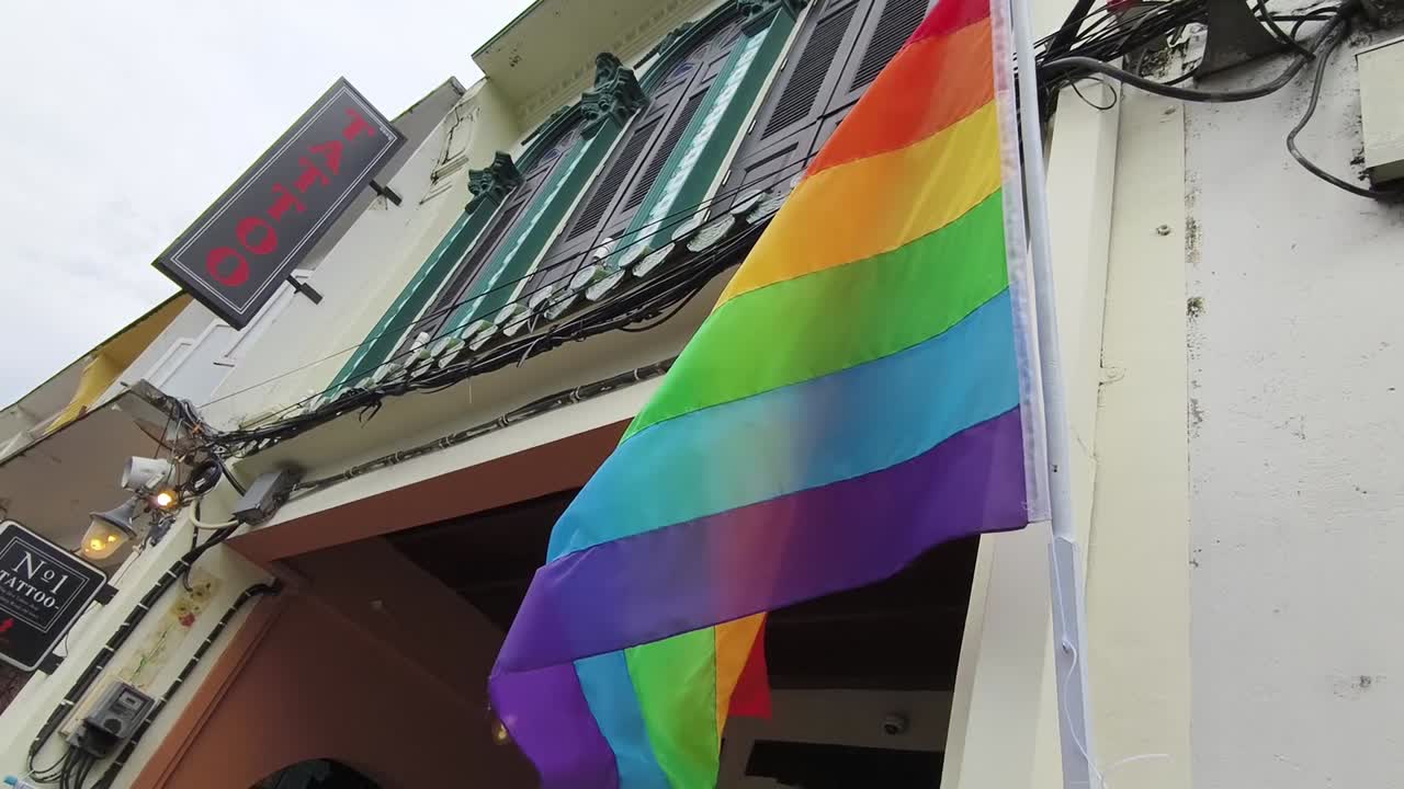 bandera del orgullo del arco iris colgando de un edificio