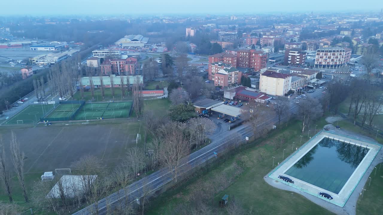 Vista aerea di Viale Po, corridoio del fiume Po, skyline della città di Cremona con il Torrazzo e il Duomo, Lombardia, Italia