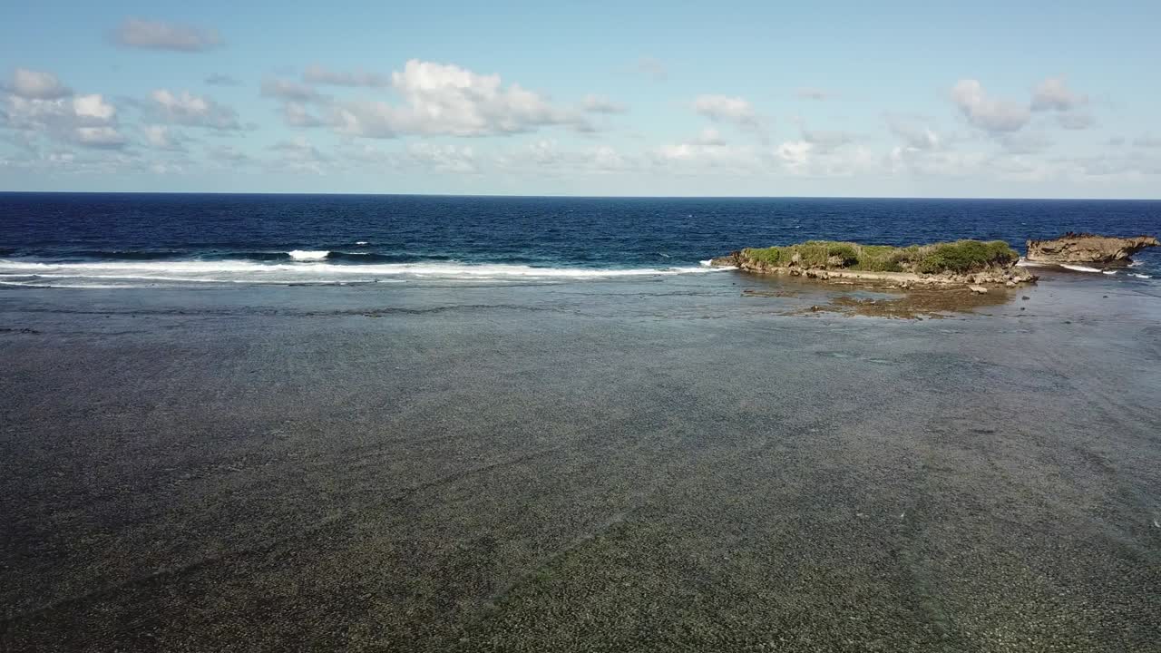 ojo de pájaro baja agua disparado a la isla de roca, la isla de siargao