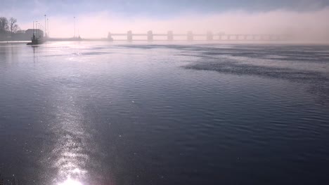 Una-Hermosa-Mañana-Neblinosa-Sobre-Las-Esclusas-Del-Río-Mississippi-A-Lo-Largo-De-La-Frontera-De-Wisconsin,-Iowa