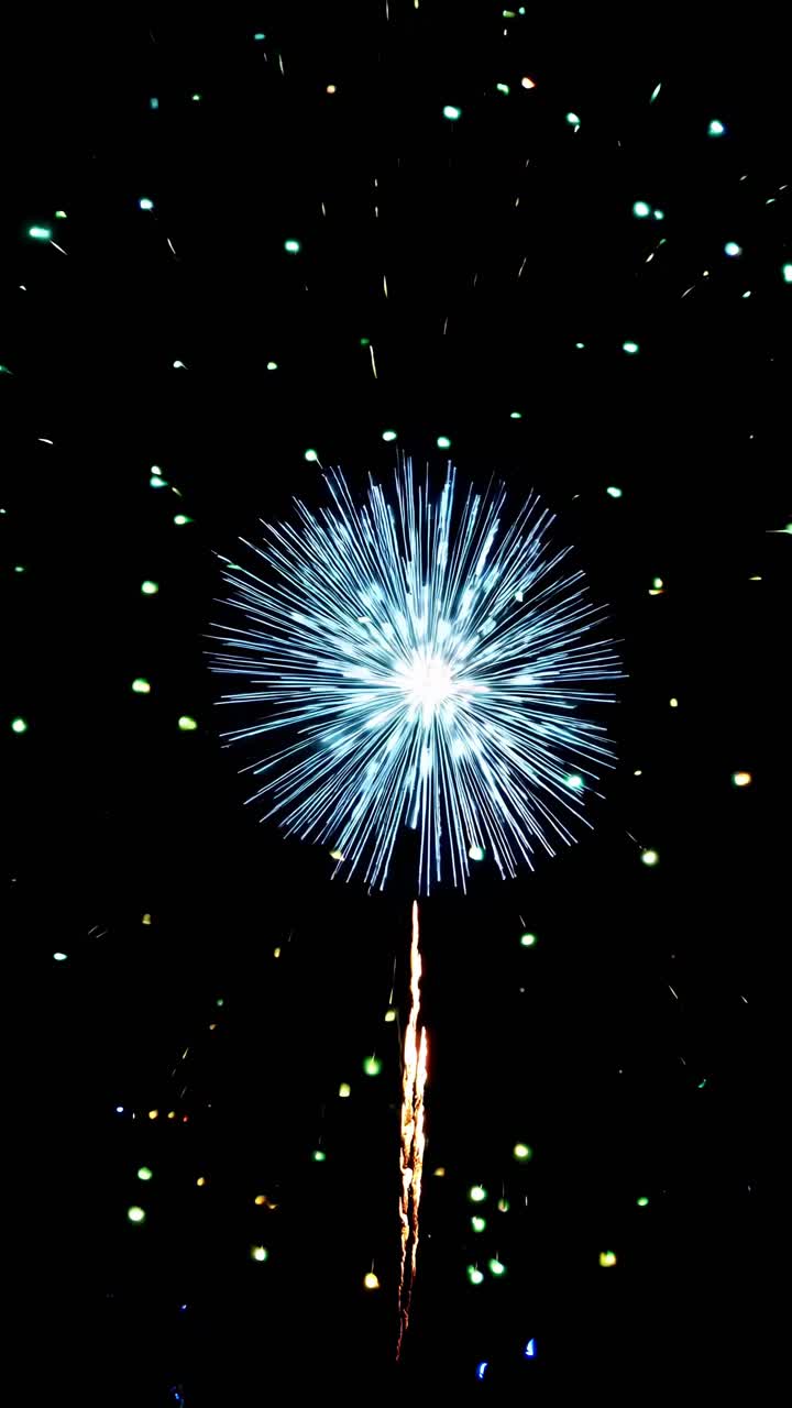 Una vivace esplosione di fuochi d'artificio catturata dal basso, che mostra un'esplosione radiale di luce