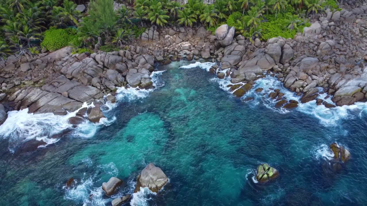 di mana ombak bertemu bebatuan granit di lepas pantai Seychelles