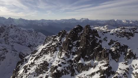 una vista aérea del paisaje montañoso en verbier, suiza