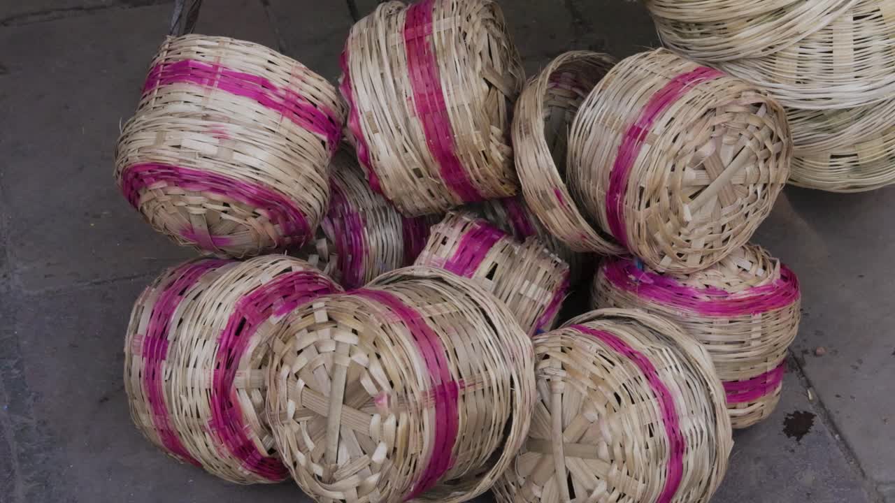 cesto di bambù tradizionale tenuto per la vendita in occasione di un festival all'aperto da un angolo piatto