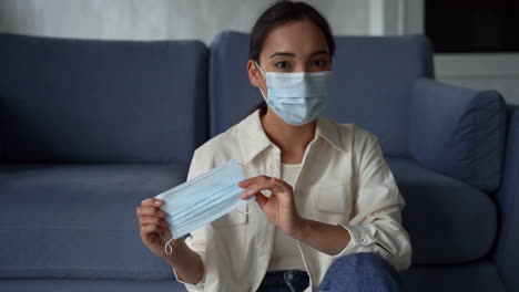 videotutorial de grabación de influencer femenina con mascarillas médicas desde casa