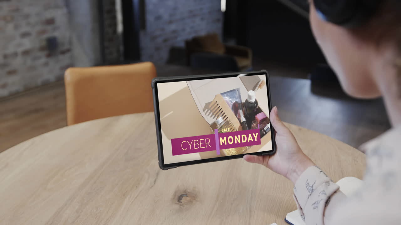 카페에서 태블릿을 사용하는 두 인종의 여성 사이버 월요일 판매 날 온라인 쇼핑, 슬로우 모션