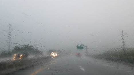 conduciendo por la carretera bajo un fuerte aguacero