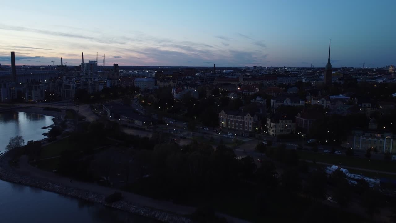 Letecký záběr klidného večerního nábřeží Helsinek ve Finsku v sytě modrém světle