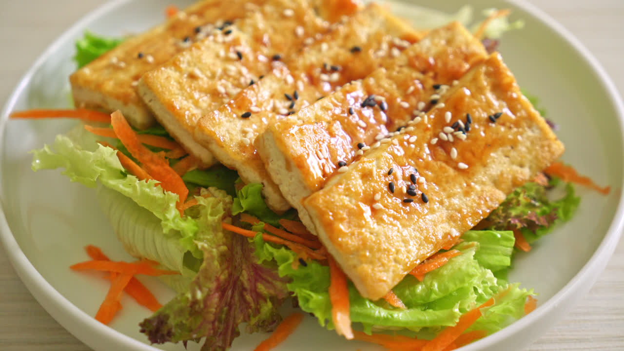 참깨를 곁들인 데리야끼 두부 샐러드 - 완전채식 및 채식주의 음식 스타일