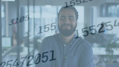 animación de números cambiando sobre un empresario biracial sonriente en la oficina