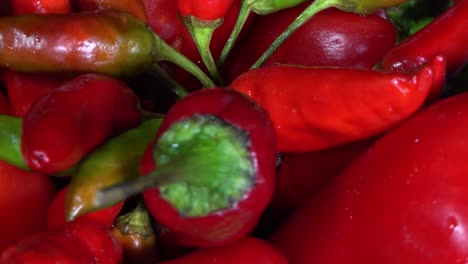 comida vegetariana saludable, composición de verduras, rotación de una canasta con pimientos sobre un fondo negro