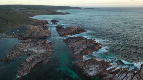 Vista-Aérea,-Rocas-Del-Canal,-Costa-Australiana-Escénica-Y-Formación-Rocosa-única-En-El-Cabo-Naturalista-Y-Olas-Oceánicas-En-El-Crepúsculo-Después-De-La-Puesta-Del-Sol,-Disparo-De-Drones