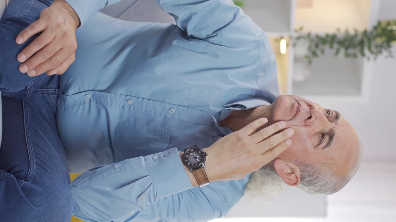 Vertikal video av Deprimert ulykkelig gammel mann