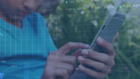 animación del procesamiento de datos financieros sobre mujeres afroamericanas que usan teléfonos inteligentes
