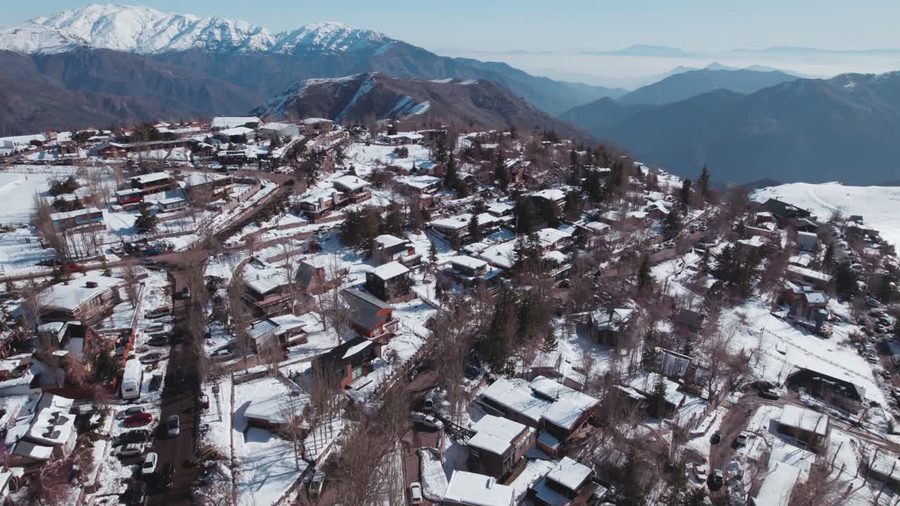 칠레 산티아고 의 로 바르네체아 에서 겨울 에 있는 파 ⁇ 로네스 마을 도로 와 집 들 의 항공 사진