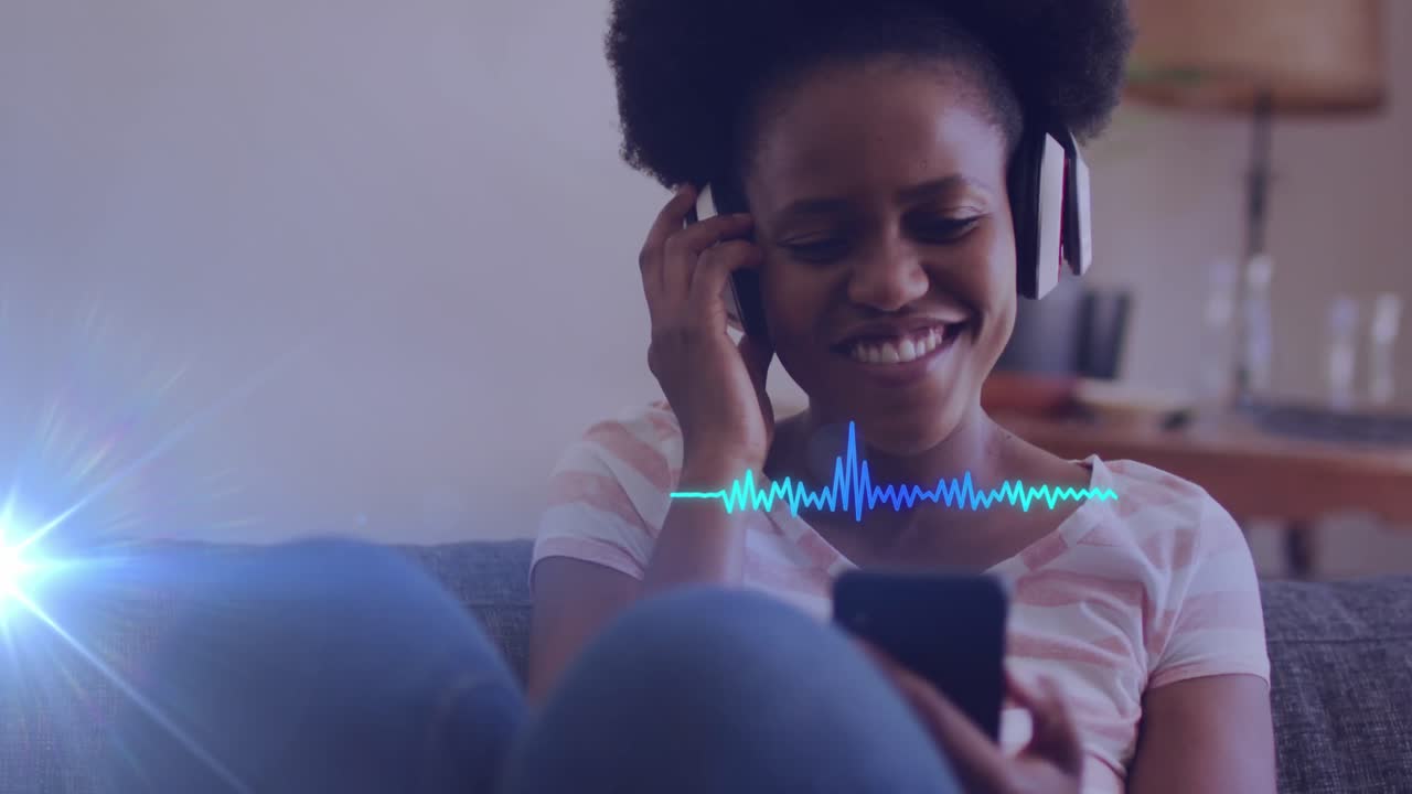 Animazione di elaborazione dati su donna afroamericana che usa smartphone e cuffie