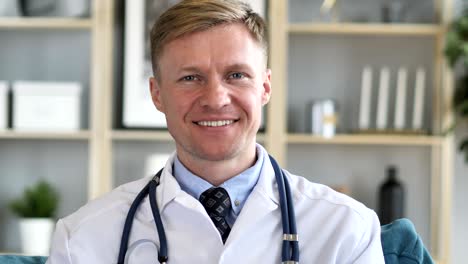 retrato de un médico sonriente y confiado