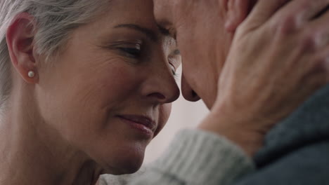 feliz pareja madura abrazándose compartiendo conexión romántica disfrutando de una larga relación abrazando la jubilación juntos imágenes de 4k