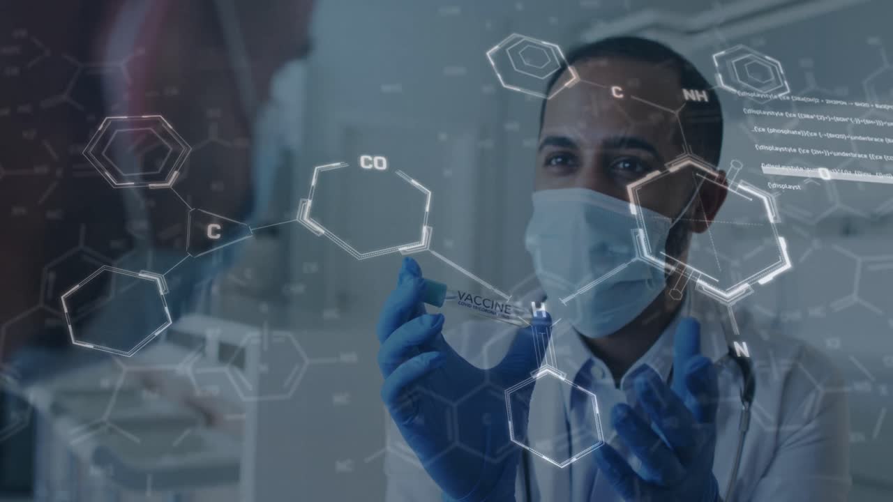 animación de estructuras químicas y procesamiento de datos sobre un médico masculino biracial con máscara facial