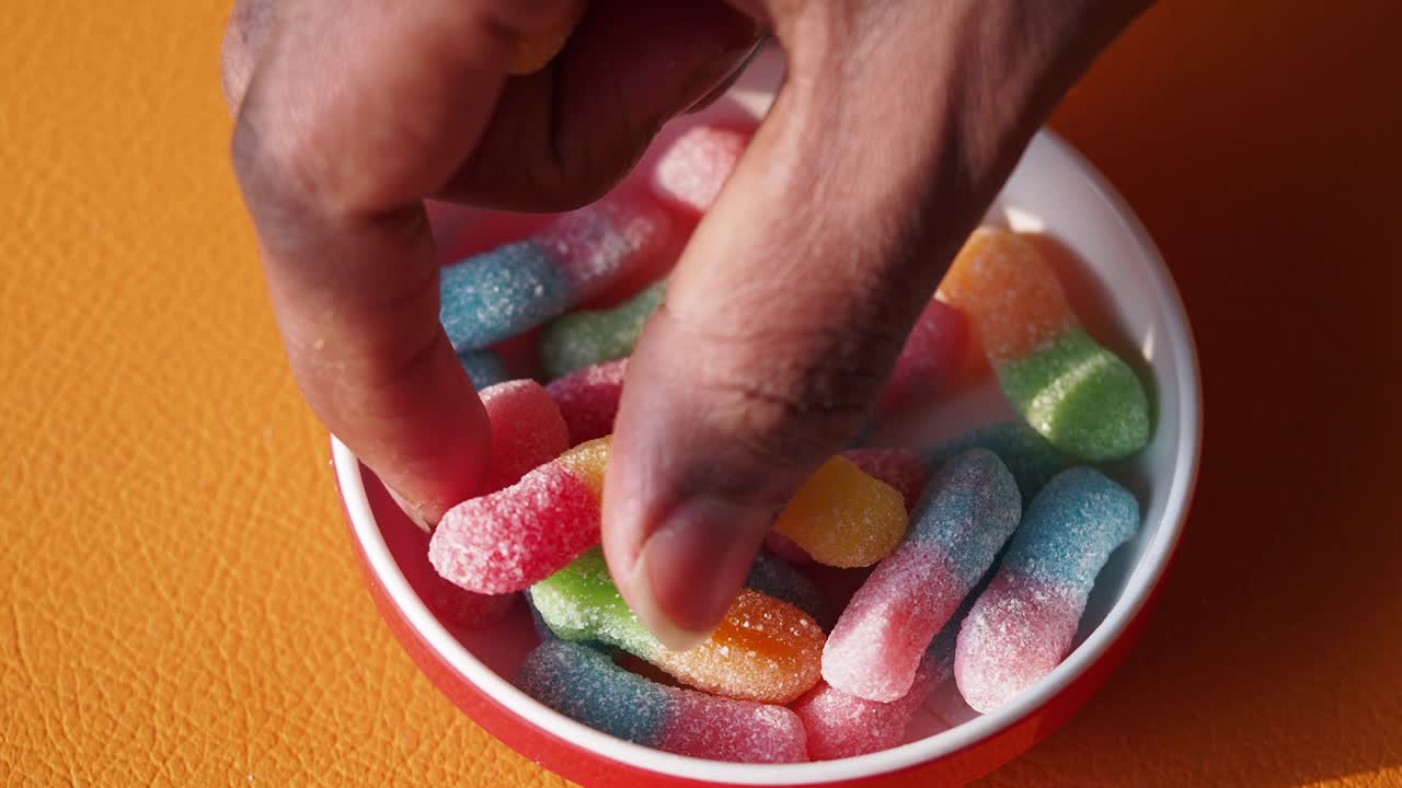 gusanos de goma de colores en un cuenco