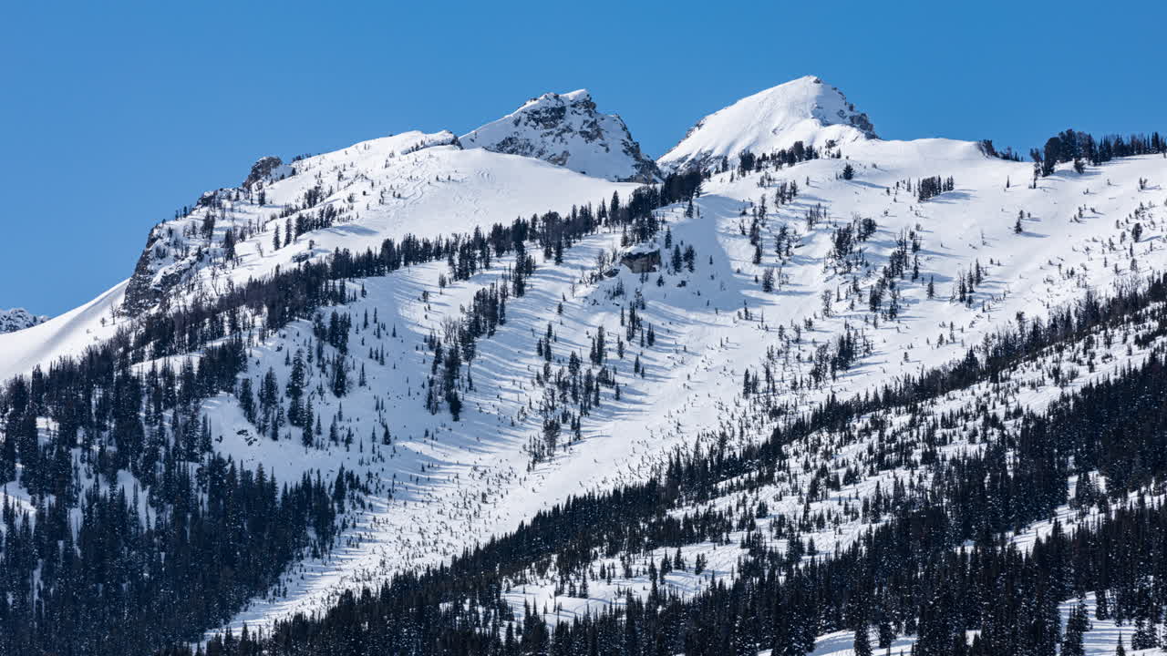 겨울에 그랜드 테톤 국립공원에서 산면을 가로질러 움직이는 그림자의 시간 경과