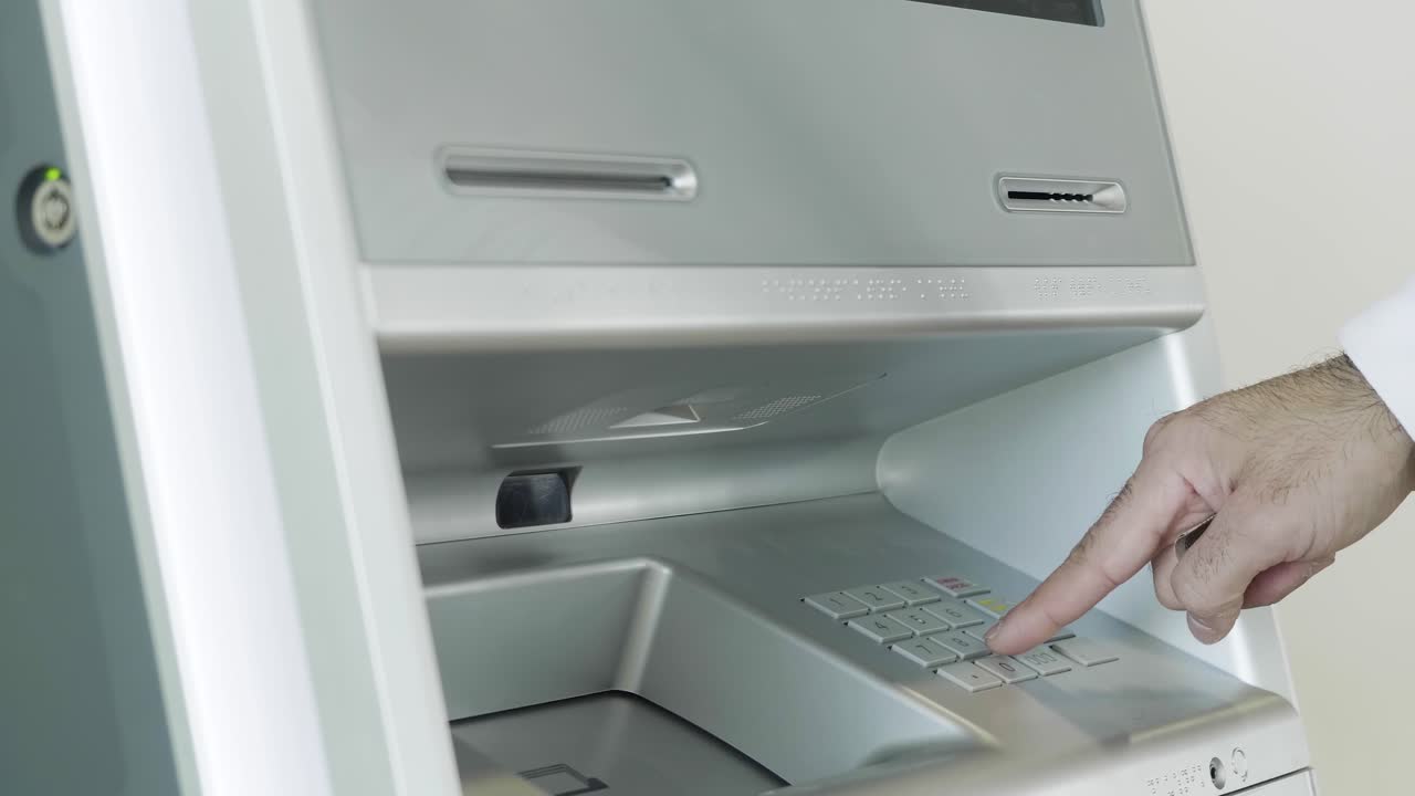 atm을 사용하는 사람