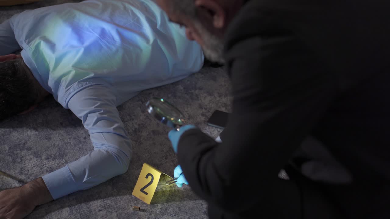 la policía está seriamente concentrada en la investigación de la iluminación de la escena del crimen.