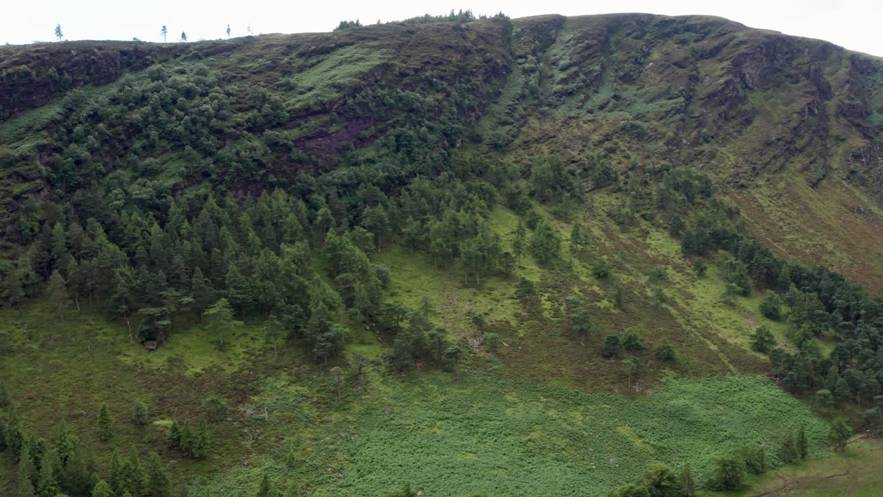fotografía aérea de las montañas cerca del lago superior de glendalough en el parque nacional de las montañas wicklow en irlanda