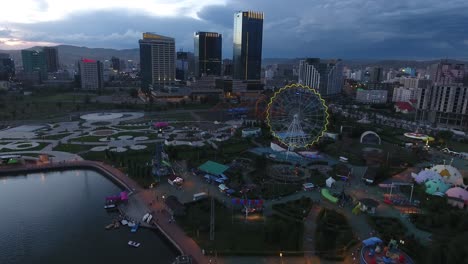 Disparo-Aéreo-Con-Drones-Durante-La-Noche-En-El-Parque-De-Atracciones-Ulanbator,-Mongolia