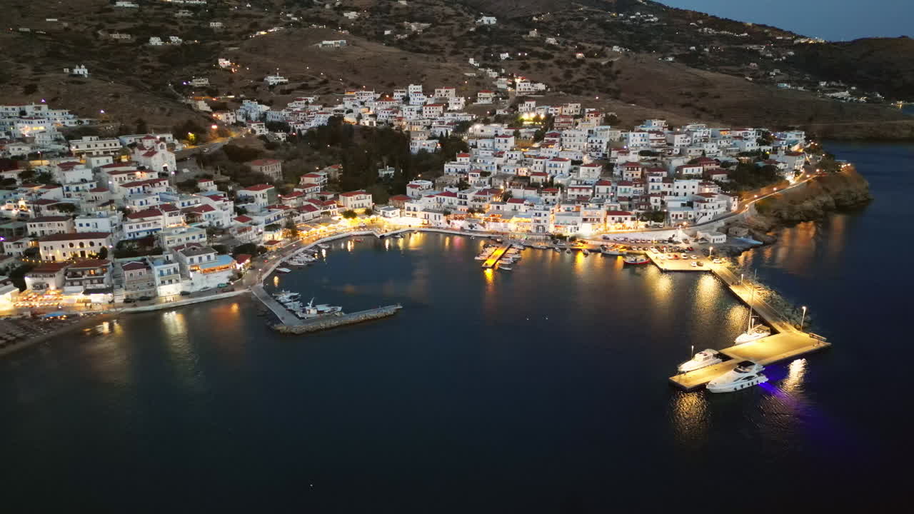 vista aérea de batsi, un pueblo tradicional en la isla de andros, cícladas, grecia