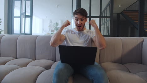 feliz hombre de negocios celebrando la victoria en casa