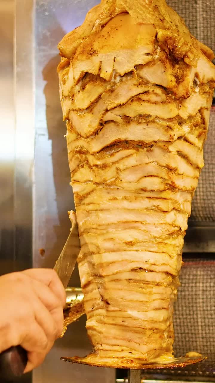 cortar carne de kebab en el mercado nocturno de krabi