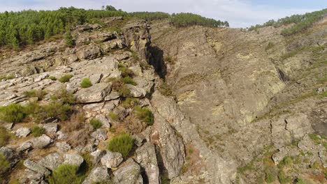 Paisaje-Aéreo-De-Montaña.-Fisgas-Do-Ermelo,-Portugal