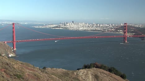 Toma-Panorámica-Clásica-Del-Puente-Golden-Gate-Con-San-Francisco-En-La-Parte-Posterior,-California,-Estados-Unidos