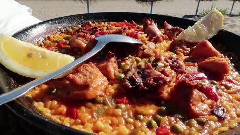 hermosa paella tradicional en la playa, clima soleado en marbella, españa