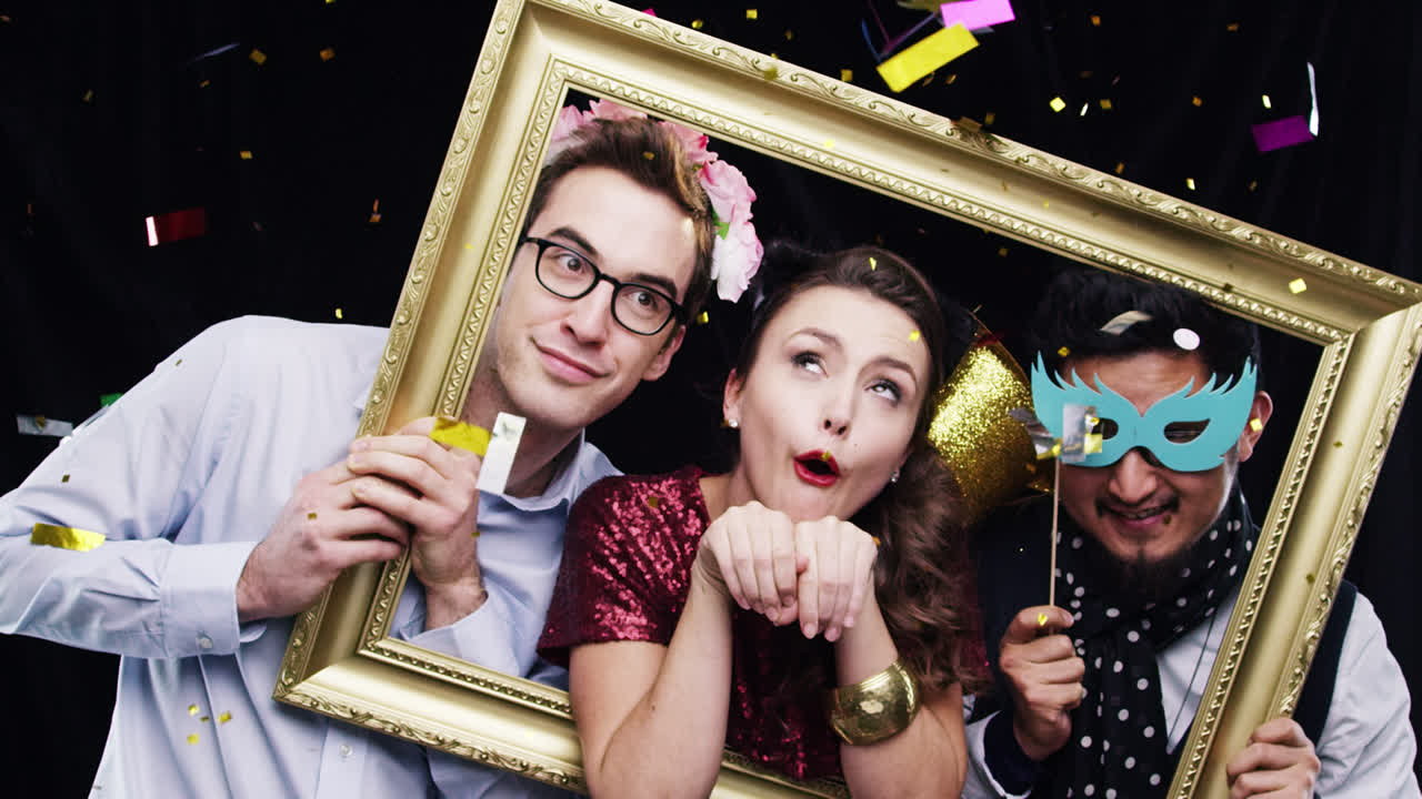 amigos locos vistiendo disfraces de halloween cámara lenta cabina de fotos de la fiesta