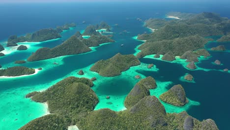 Ausgezeichnete-Luftaufnahme-Der-Wayag-inseln,-Raja-Ampat,-Indonesien,-Mit-Den-Schatten-Vorbeiziehender-Wolken,-Die-Im-Klaren-Blauen-Wasser-Sichtbar-Sind