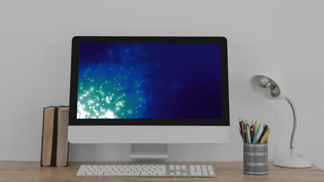 animación de portátil con rastros de luz en la pantalla en el escritorio.