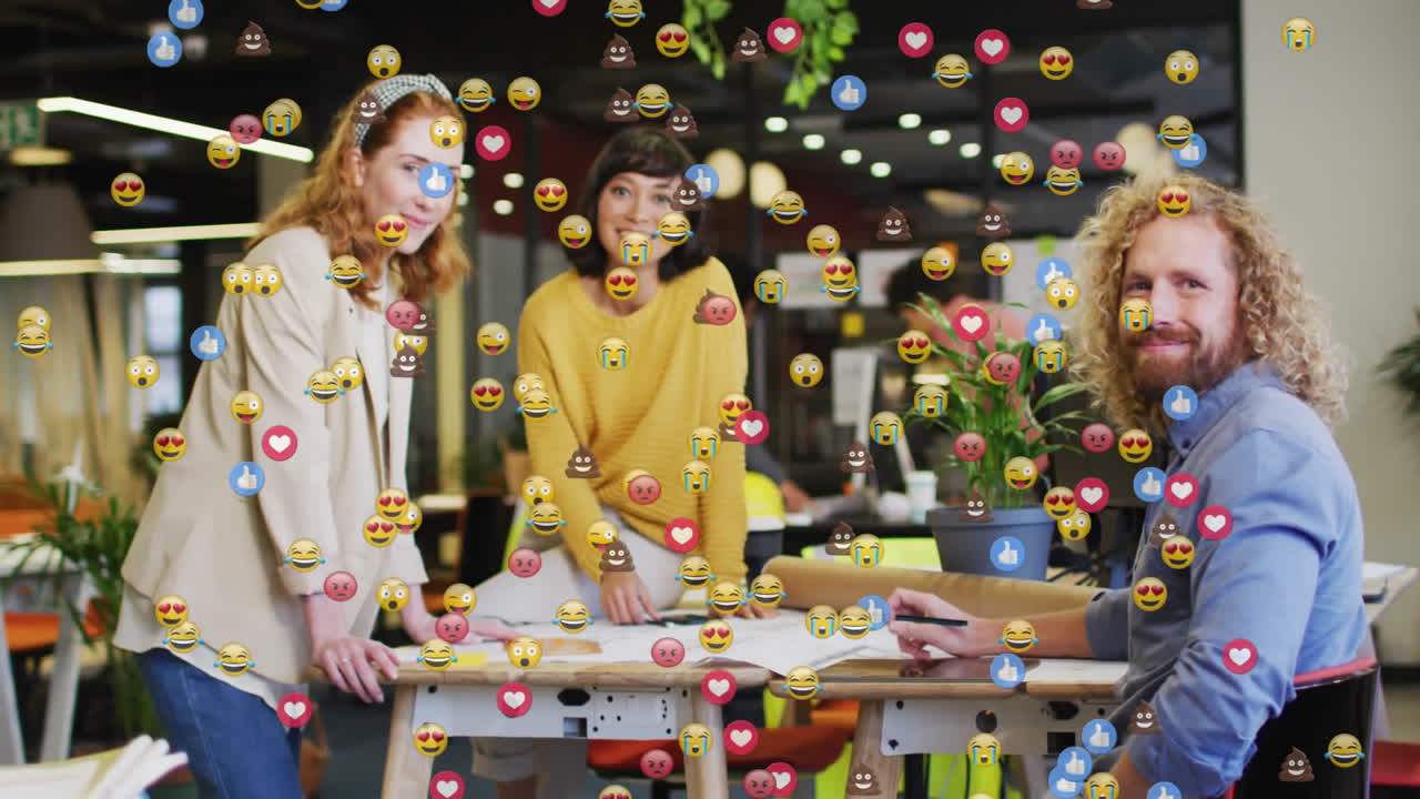 анимация значков эмодзи над различными коллегами в офисе