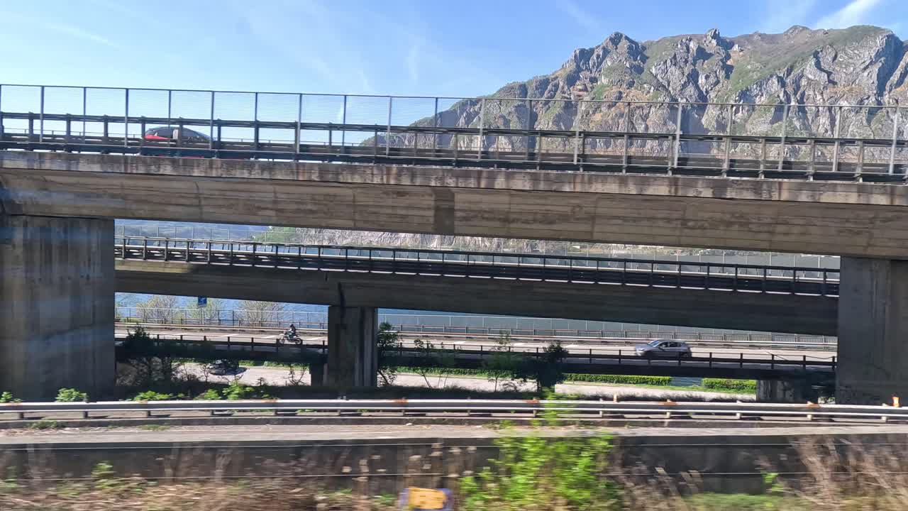 산을 볼 수 있는 경치 좋은 기차 타기