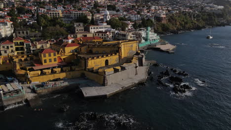 tiro aéreo orbita el fuerte de madeira en la ciudad de funcal y donde se pueden ver las casas y edificios de la costa
