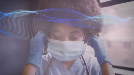 animación de manchas amarillas sobre una sonrisa de una doctora biracial que se quita la máscara