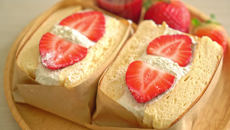 pancake-sandwich-strawberry-fresh-cream